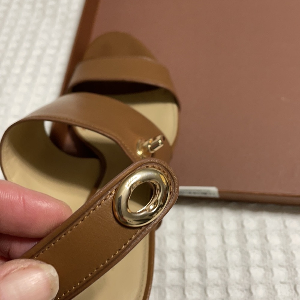 Coach light brown leather sandals. - Picture 5 of 5